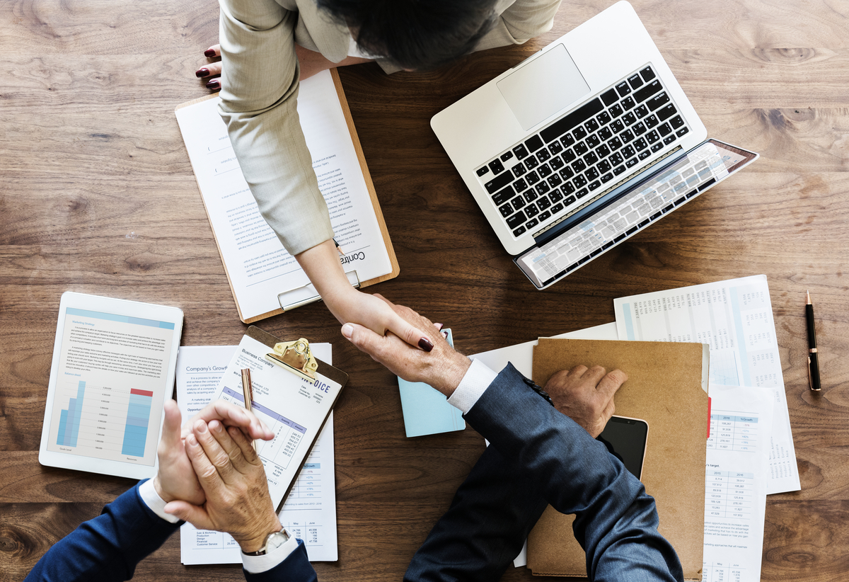 Empresários apertando as mãos juntos